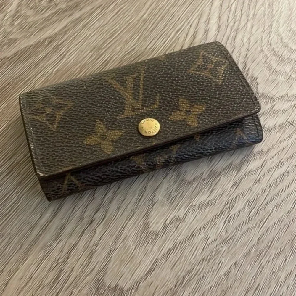 - Auc LV Monogram leather Key Holder
